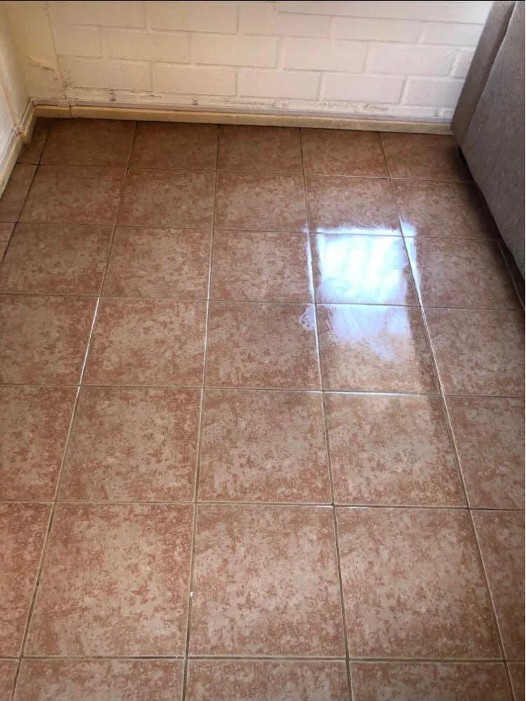 Piso de cerámica limpio y brillante